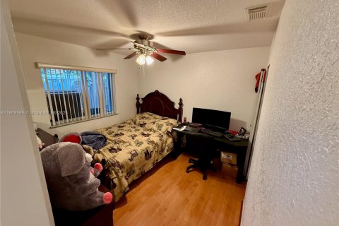 Adosado en venta en Hialeah, Florida, 3 dormitorios, 134.71 m2 № 1788751 - foto 5