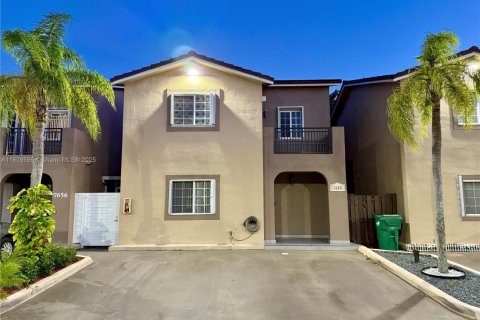 Adosado en venta en Hialeah, Florida, 3 dormitorios, 134.71 m2 № 1788751 - foto 1
