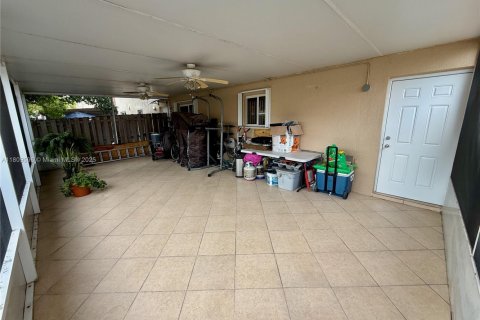 Adosado en venta en Hialeah, Florida, 3 dormitorios, 134.71 m2 № 1788751 - foto 13