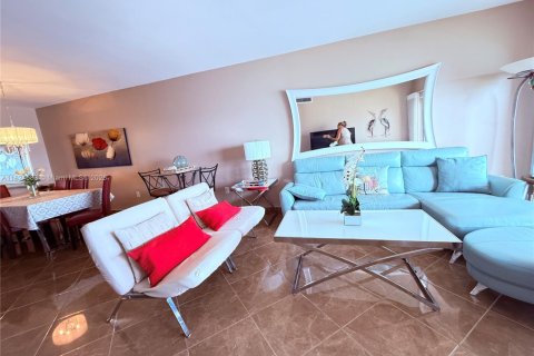 Condo in Hallandale Beach, Florida, 2 bedrooms  № 1935102 - photo 8