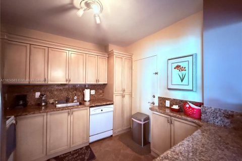 Condo in Hallandale Beach, Florida, 2 bedrooms  № 1935102 - photo 3