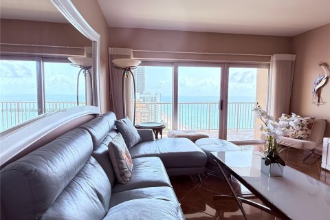 Condo in Hallandale Beach, Florida, 2 bedrooms  № 1935102 - photo 9