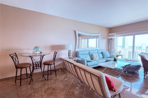Condo in Hallandale Beach, Florida, 2 bedrooms  № 1935102 - photo 5