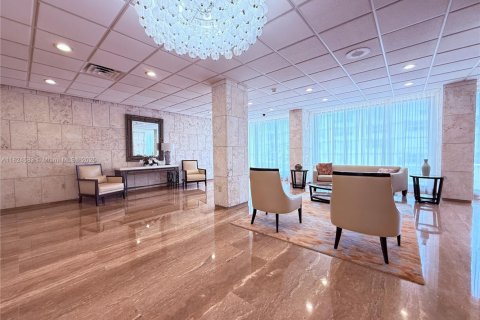 Condo in Hallandale Beach, Florida, 2 bedrooms  № 1935102 - photo 23