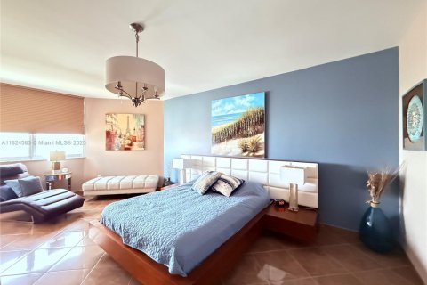 Condo in Hallandale Beach, Florida, 2 bedrooms  № 1935102 - photo 15