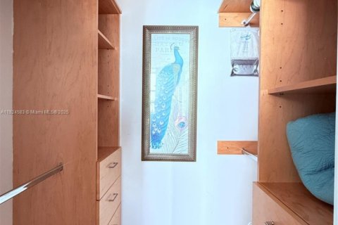 Condo in Hallandale Beach, Florida, 2 bedrooms  № 1935102 - photo 19