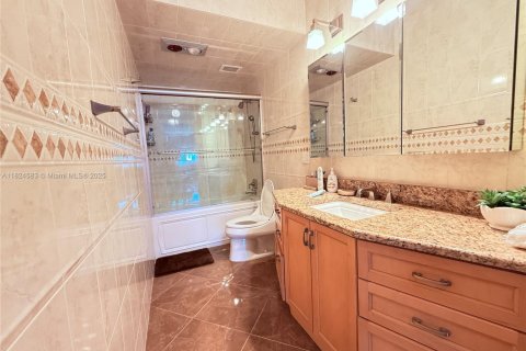 Condo in Hallandale Beach, Florida, 2 bedrooms  № 1935102 - photo 13