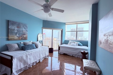 Condo in Hallandale Beach, Florida, 2 bedrooms  № 1935102 - photo 18