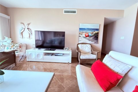 Condo in Hallandale Beach, Florida, 2 bedrooms  № 1935102 - photo 7