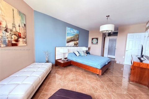 Condo in Hallandale Beach, Florida, 2 bedrooms  № 1935102 - photo 16