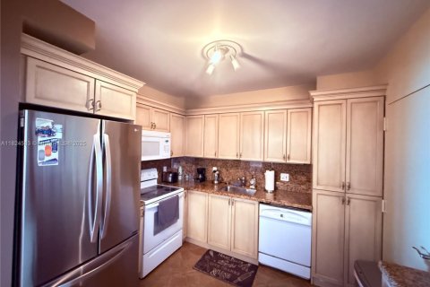 Condo in Hallandale Beach, Florida, 2 bedrooms  № 1935102 - photo 2