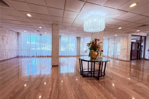 Condo in Hallandale Beach, Florida, 2 bedrooms  № 1935102 - photo 24