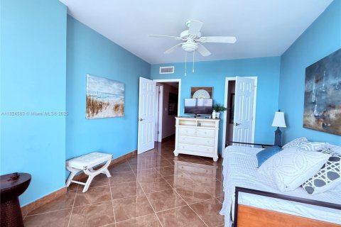 Condo in Hallandale Beach, Florida, 2 bedrooms  № 1935102 - photo 17