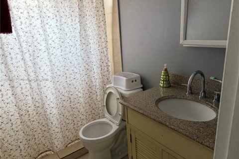 Commercial property in Miami, Florida 303.23 sq.m. № 2090369 - photo 25