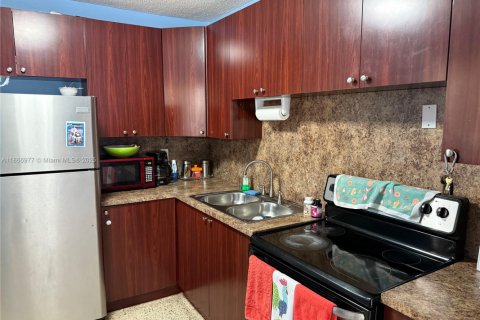 Commercial property in Miami, Florida 303.23 sq.m. № 2090369 - photo 24