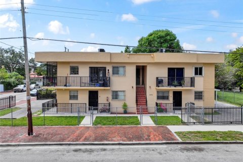 Commercial property in Miami, Florida 303.23 sq.m. № 2090369