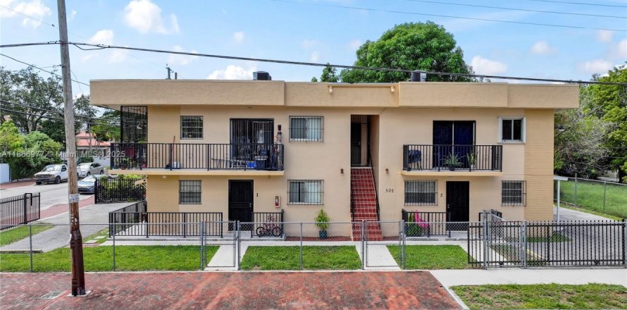 Commercial property in Miami, Florida 303.23 sq.m. № 2090369