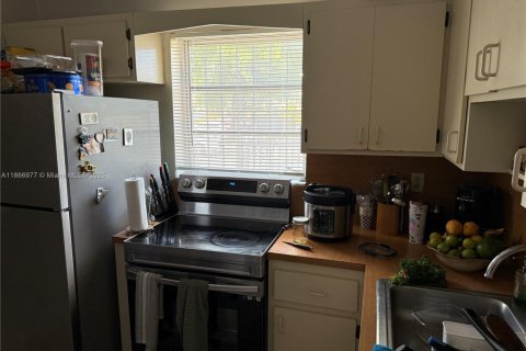 Commercial property in Miami, Florida 303.23 sq.m. № 2090369 - photo 20