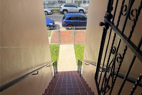 Commercial property in Miami, Florida 303.23 sq.m. № 2090369 - photo 29