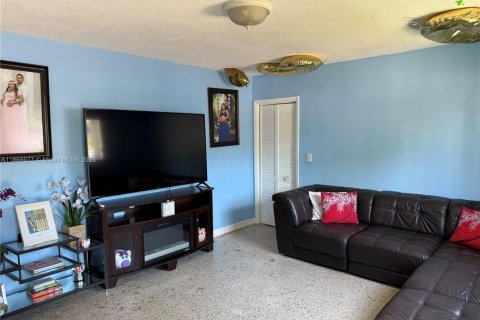 Commercial property in Miami, Florida 303.23 sq.m. № 2090369 - photo 23