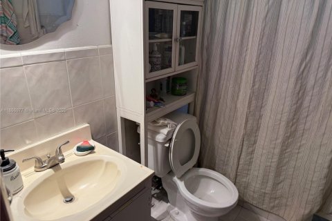 Commercial property in Miami, Florida 303.23 sq.m. № 2090369 - photo 22
