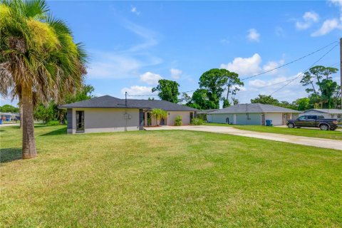 House in Edgewater, Florida 3 bedrooms, 178.74 sq.m. № 2203660