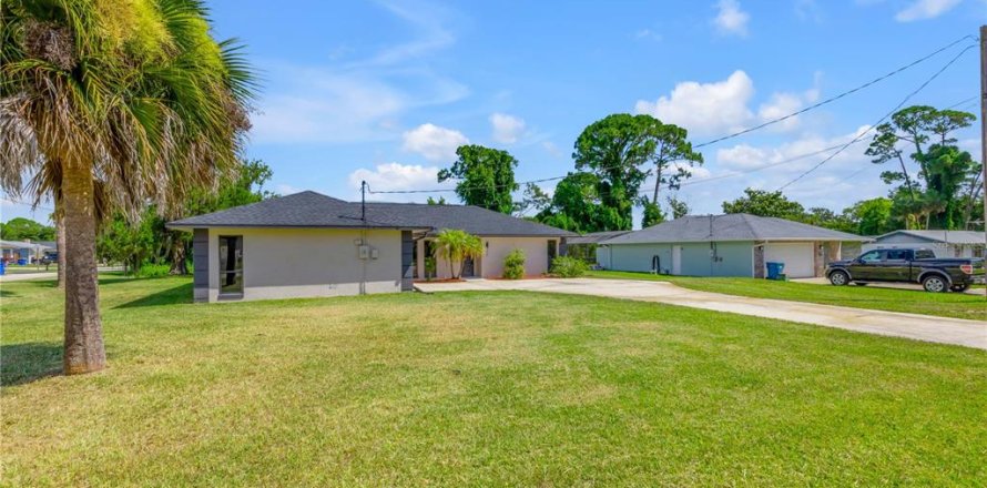 House in Edgewater, Florida 3 bedrooms, 178.74 sq.m. № 2203660