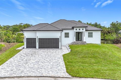 House in Port Charlotte, Florida 4 bedrooms, 187.71 sq.m. № 1805814 - photo 1