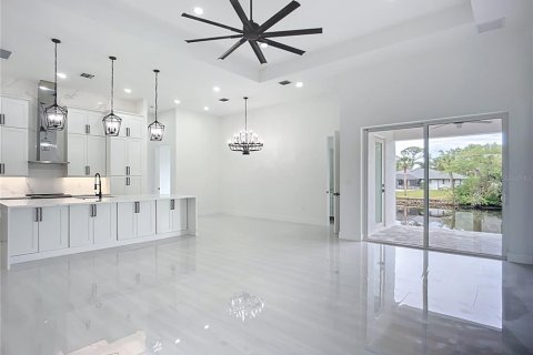 House in Port Charlotte, Florida 4 bedrooms, 187.71 sq.m. № 1805814 - photo 8