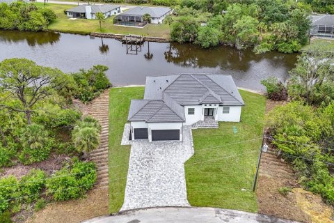 House in Port Charlotte, Florida 4 bedrooms, 187.71 sq.m. № 1805814 - photo 2