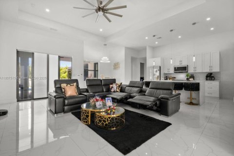 Casa en venta en Cape Coral, Florida, 3 dormitorios № 1874364 - foto 4