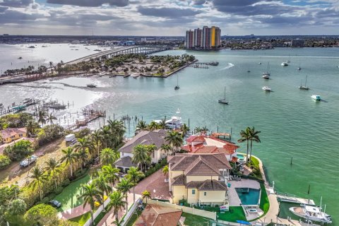 Villa ou maison à vendre à Riviera Beach, Floride: 4 chambres, 374.77 m2 № 2192823 - photo 4