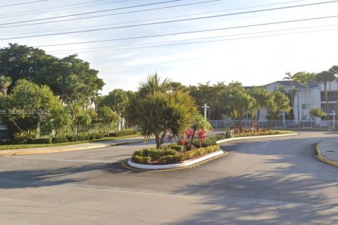 Condominio en venta en Tamarac, Florida, 2 dormitorios, 95.69 m2 № 2076110 - foto 3