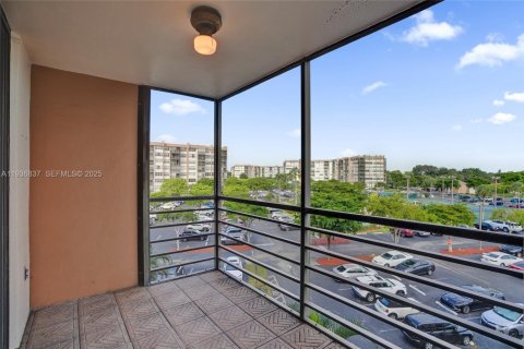 Condo in Pembroke Pines, Florida, 1 bedroom  № 1994957 - photo 25