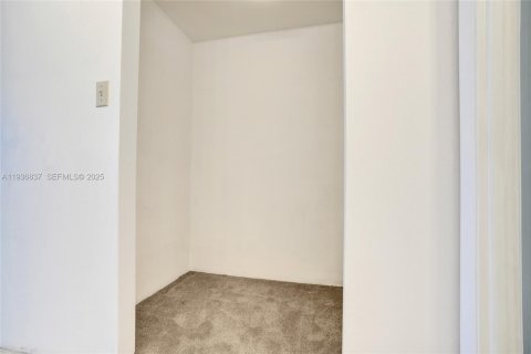 Condo in Pembroke Pines, Florida, 1 bedroom  № 1994957 - photo 15