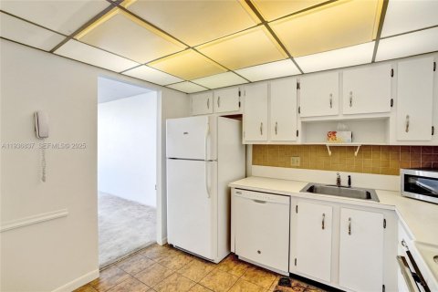 Condo in Pembroke Pines, Florida, 1 bedroom  № 1994957 - photo 23