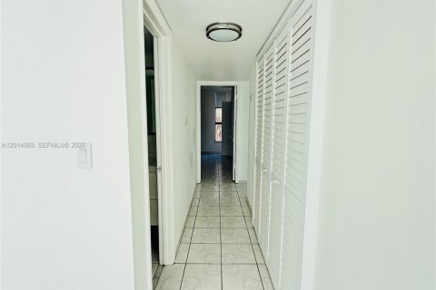 Copropriété à louer à Miami, Floride: 3 chambres, 117.61 m2 № 2171309 - photo 11