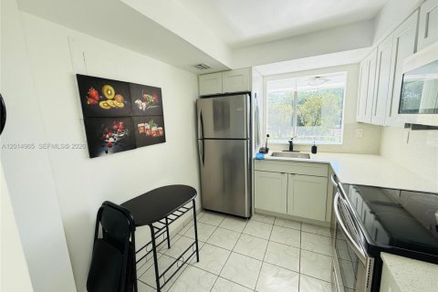 Copropriété à louer à Miami, Floride: 3 chambres, 117.61 m2 № 2171309 - photo 9