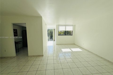 Copropriété à louer à Miami, Floride: 3 chambres, 117.61 m2 № 2171309 - photo 2