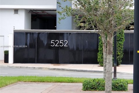 Condo in Doral, Florida, 2 bedrooms № 2087156