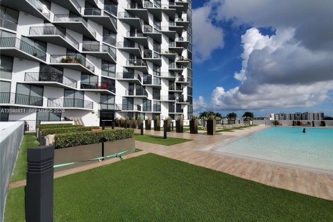 Condo in Doral, Florida, 2 bedrooms № 2087156 - photo 2