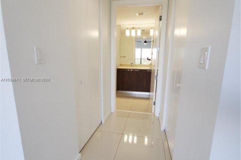 Condo in Doral, Florida, 2 bedrooms № 2087156 - photo 18