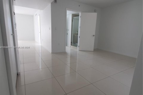 Condo in Doral, Florida, 2 bedrooms № 2087156 - photo 10