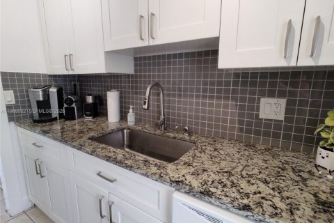 Condominio en venta en Pompano Beach, Florida, 2 dormitorios, 78.97 m2 № 2053167 - foto 3