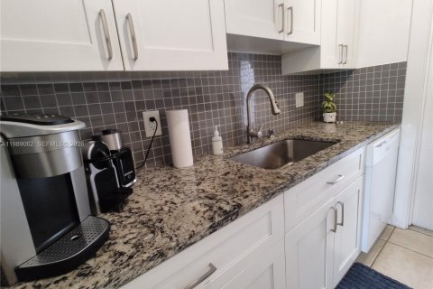 Condominio en venta en Pompano Beach, Florida, 2 dormitorios, 78.97 m2 № 2053167 - foto 2