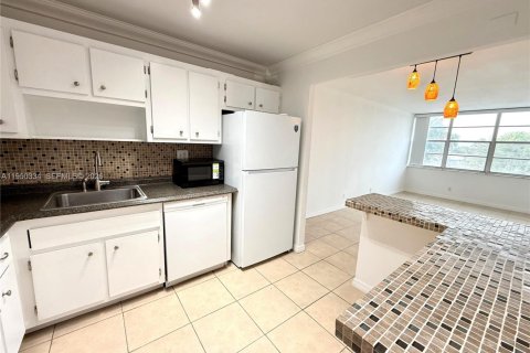 Купить кондоминиум в Холливуд, Флорида 1 спальня, 72.46м2, № 2005913 - фото 7