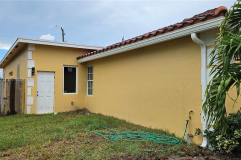 Casa en venta en Lake Worth, Florida, 5 dormitorios, 97.45 m2 № 1946322 - foto 2