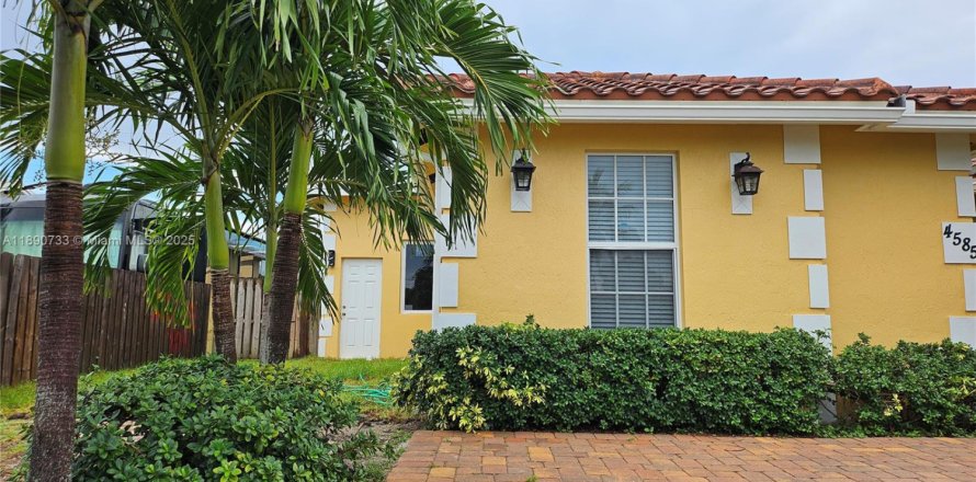 Casa en Lake Worth, Florida 5 dormitorios, 97.45 m2 № 1946322