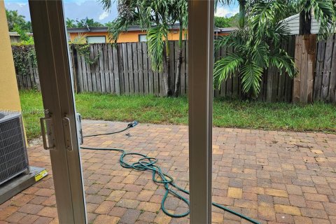 Casa en venta en Lake Worth, Florida, 5 dormitorios, 97.45 m2 № 1946322 - foto 3