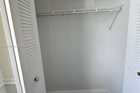 Снять в аренду кондоминиум в Окленд-Парк, Флорида 2 спальни, 82.68м2, № 2044026 - фото 28